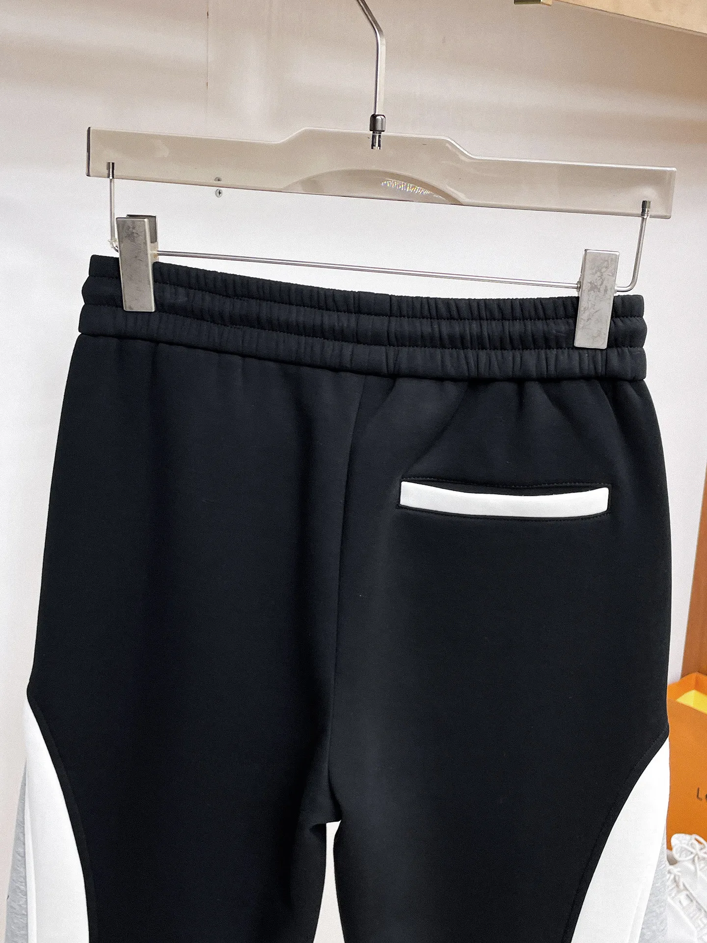 Balenciaga 🆕2026 Autumn and Winter New Arrival Casual Pants! The official website will be released simultaneously. Brand Classic LOGO casual pants, customized fabrics, excellent comfort and strong touch. Highly recognisable, perfect appearance and craftsmanship. Size:M-3XL
